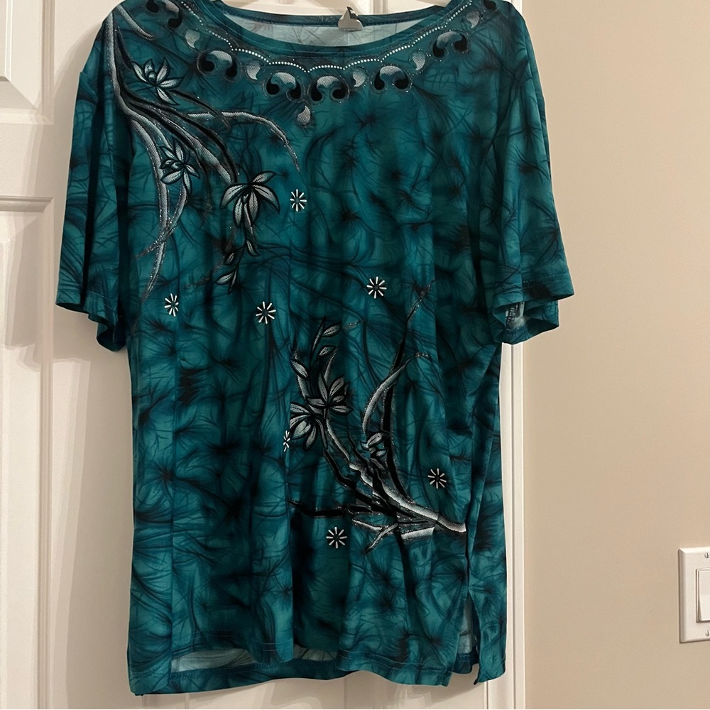 Light fancy Tom for plus size women. Brand new, flattering, slimming.